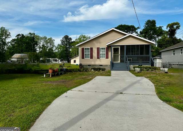 Property at 712 S Oak St, Valdosta, GA 31601, 4 beds, 2 baths