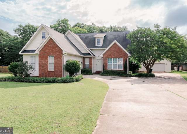 Property at 125 Lake Lillian Dr, Perry, GA 31069, 4 beds, 2.5 baths