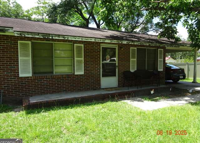 Property at 7 S College St, Claxton, GA 30417, 3 beds, 1 bath