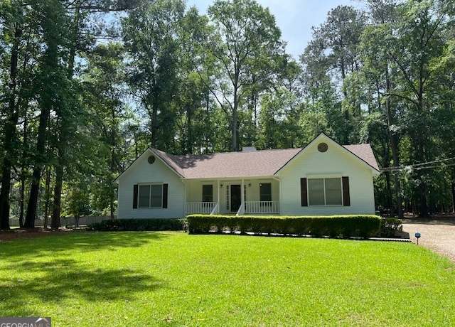 Property at 132 W Lakeview Dr, Milledgeville, GA 31061, 3 beds, 2 baths
