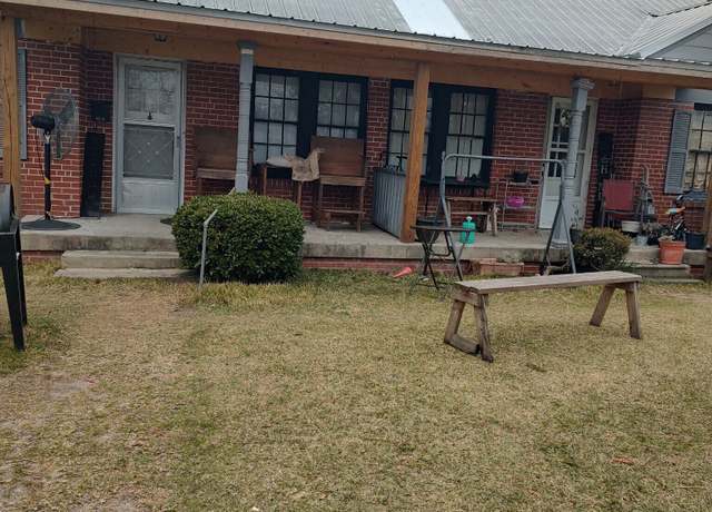 Property at 302 W Church St, Swainsboro, GA 30401, 4 beds, 2 baths