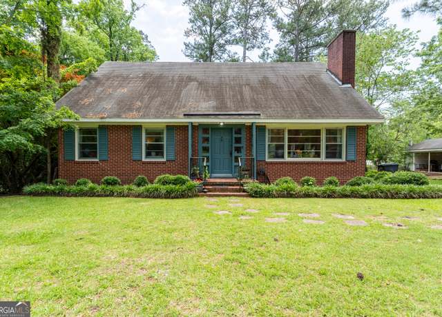 Property at 240 Lakeshore Dr, Milledgeville, GA 31061, 4 beds, 2 baths