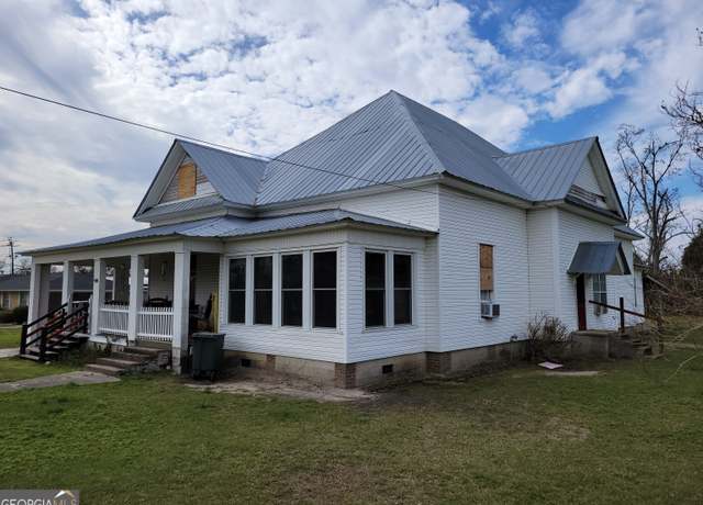 Property at 29 Pine St, Hazlehurst, GA 31539, 4 beds, 2.5 baths