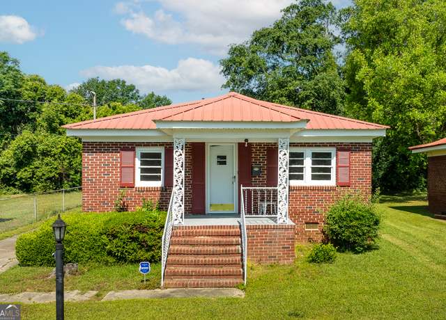 Property at 117 Burke St, Elberton, GA 30635, 4 beds, 2.5 baths