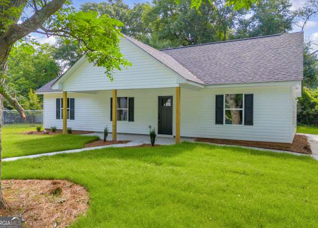 Property at 350 Maple St, Hartwell, GA 30643, 3 beds, 2 baths