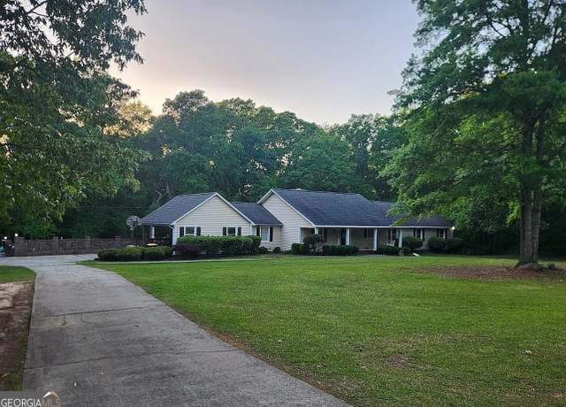 Property at 320 Oakridge Dr, Forsyth, GA 31029, 4 beds, 2.5 baths