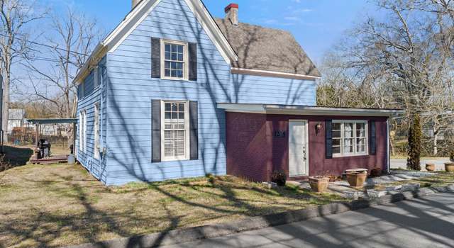 Photo of 205 E Water St, Clarkesville, GA 30523