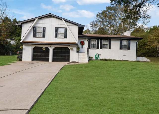 Property at 2611 Kings Cir, Lawrenceville, GA 30044, 3 beds, 2 baths