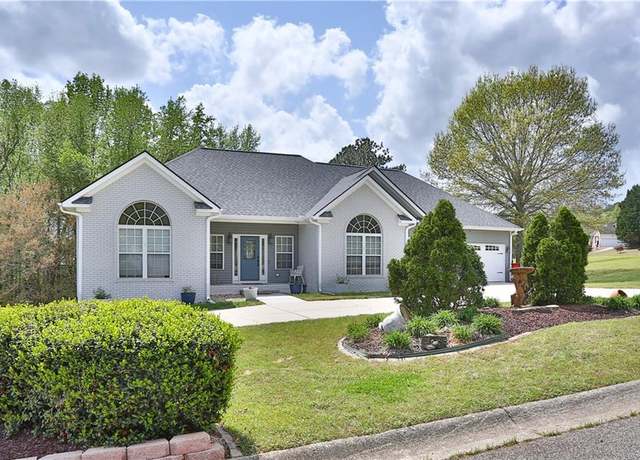 Property at 100 E Castle View Dr, Braselton, GA 30517, 4 beds, 3.5 baths