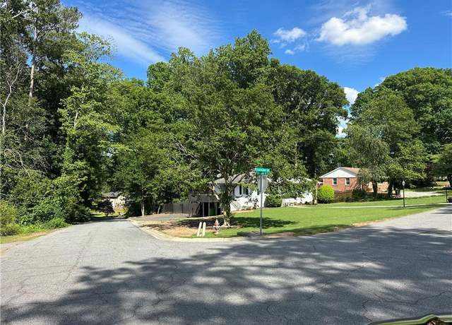 Property at 2059 Clearwater Dr SE, Marietta, GA 30067, 2 beds, 3 baths