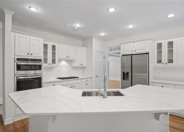 Property at 1021 Oakpointe Pl, Dunwoody, GA 30338, 4 beds, 3.5 baths