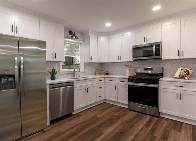 Property at 607 Hickory Creek Ln, Woodstock, GA 30188, 4 beds, 3 baths