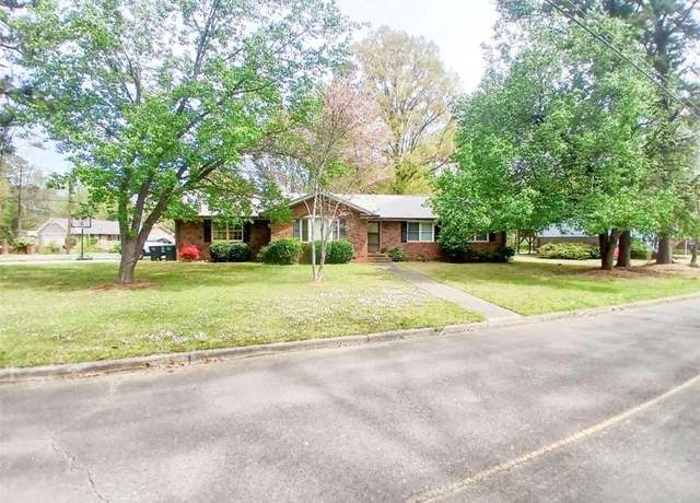 Property at 2 Castlewood Dr, Rome, GA 30165, 3 beds, 2 baths