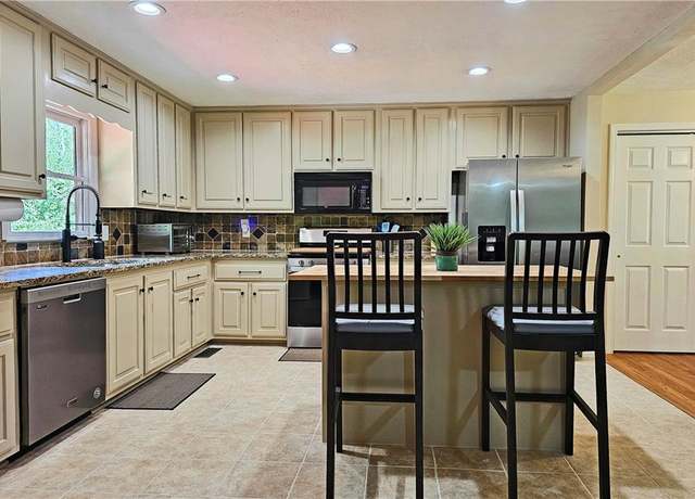 Property at 6683 Kellogg Dr, Acworth, GA 30102, 4 beds, 3 baths