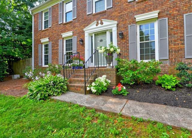 Property at 4512 Woodlawn Lake Dr, Marietta, GA 30068, 4 beds, 2.5 baths