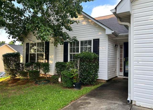 Property at 10600 Pine Forest Ln, Jonesboro, GA 30238, 3 beds, 2 baths