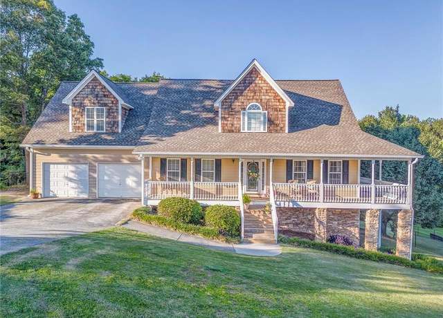 Property at 211 Westwood Dr, Calhoun, GA 30701, 4 beds, 2.5 baths