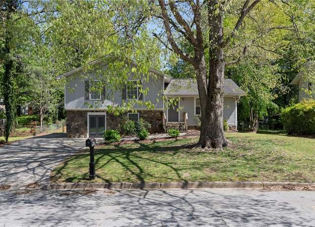 Property at 8876 Ashwood Dr, Riverdale, GA 30274, 3 beds, 2.5 baths