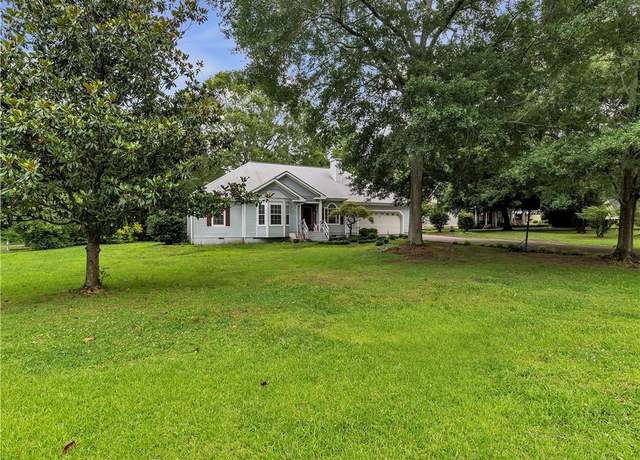 Property at 104 Blue Holly Dr NE, Calhoun, GA 30701, 3 beds, 2 baths
