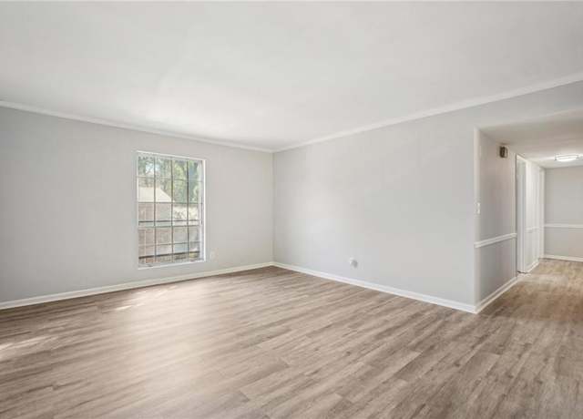 Property at 5560 Kingsport Dr NE #27, Atlanta, GA 30342, 3 beds, 2 baths