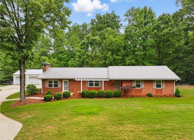 Property at 3110 Springdale Park Cir, Gainesville, GA 30506, 3 beds, 2 baths