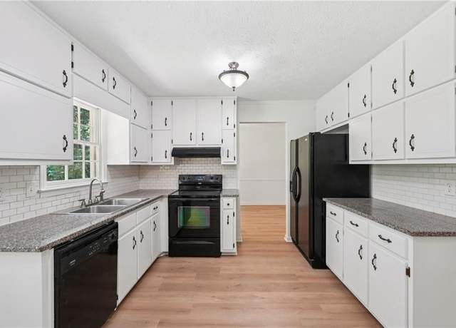 Property at 125 Summit Ct, Fayetteville, GA 30214, 3 beds, 2 baths