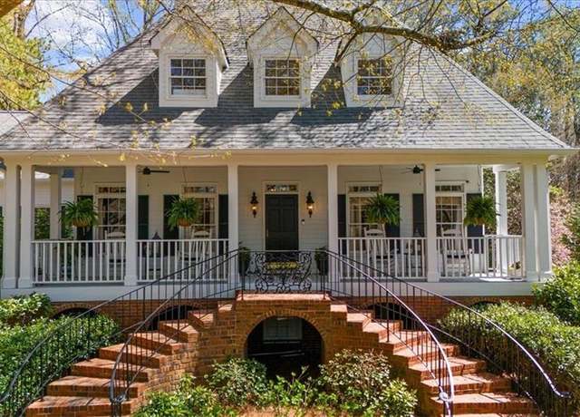 Property at 4635 High Point Rd, Atlanta, GA 30342, 6 beds, 3.5 baths
