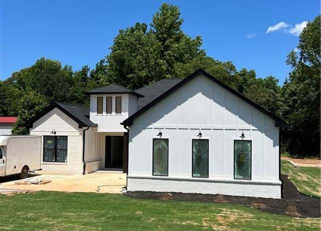 Property at 520 SW Rockbridge Rd SW, Lilburn, GA 30047, 4 beds, 3.5 baths