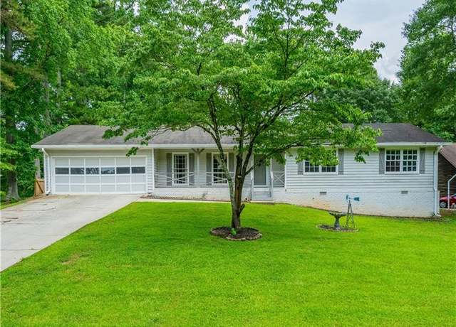 Property at 120 Lakeside Dr, Ellenwood, GA 30294, 3 beds, 2 baths