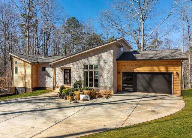 Property at 2140 Newport Dr, Ellijay, GA 30540, 3 beds, 2.5 baths