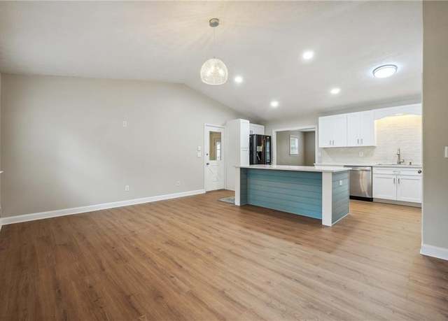 Property at 798 Bankshire Dr, Suwanee, GA 30024, 3 beds, 2 baths