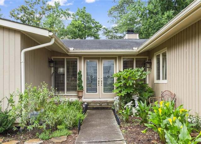 Property at 4040 Summit Dr, Marietta, GA 30068, 3 beds, 2 baths