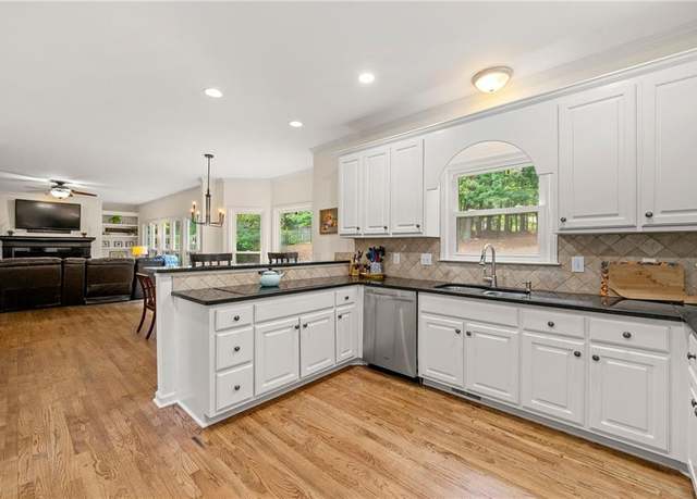 Property at 542 Fairway Dr, Woodstock, GA 30189, 4 beds, 3 baths