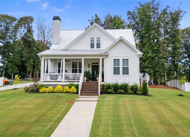 Property at 225 E Underwood St, Cleveland, GA 30528, 3 beds, 2.5 baths