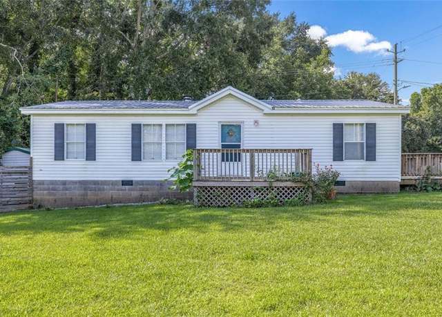 Property at 125 N Tallulah St, Toccoa, GA 30577, 3 beds, 2 baths