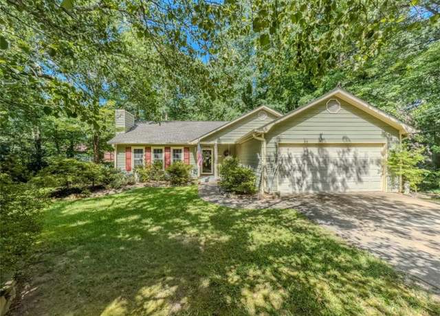 Property at 142 Crest Pointe Ct, Auburn, GA 30011, 3 beds, 2 baths