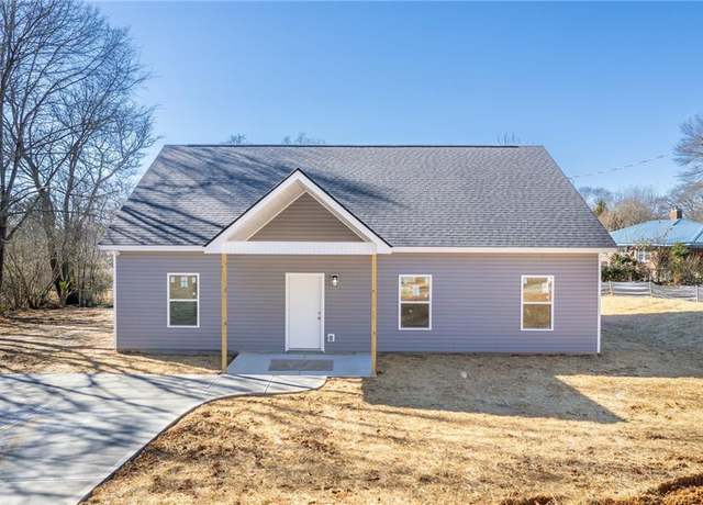 Property at 30 Moore Ave, Toccoa, GA 30577, 3 beds, 2 baths