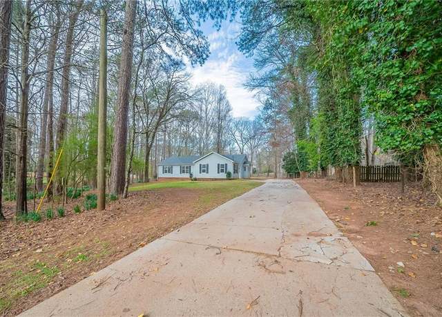 Property at 270 Merrydale Dr, Fayetteville, GA 30215, 3 beds, 2 baths