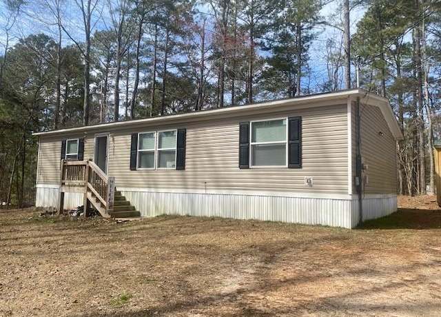 Property at 53 Oakview Dr, Carrollton, GA 30116, 3 beds, 2 baths