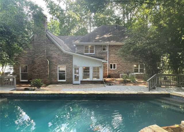 Property at 330 Autumn Wood Ln, Roswell, GA 30075, 5 beds, 3 baths