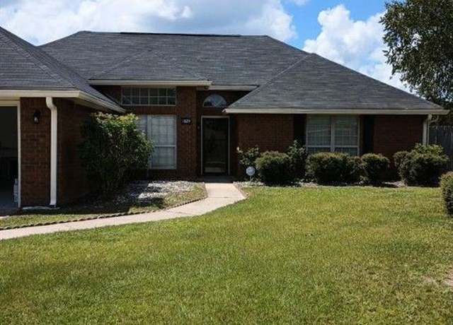 Property at 1824 Lawnwoods Dr, Hinesville, GA 31313, 4 beds, 2 baths