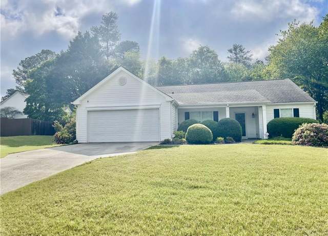 Property at 431 Crested View Dr, Loganville, GA 30052, 3 beds, 2 baths