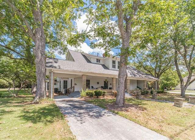 Property at 284 Covington St, Loganville, GA 30052, 7 beds, 3 baths