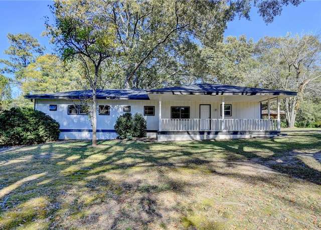 Property at 21 W Lake Dr, Oxford, GA 30054, 3 beds, 2 baths