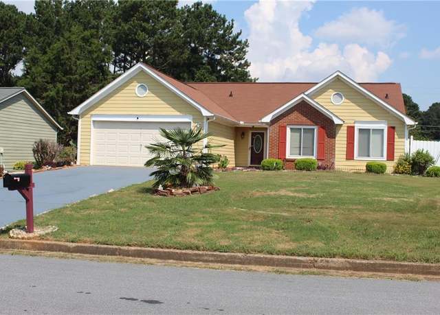 Property at 5574 Mccrossin Cir, Lithonia, GA 30038, 3 beds, 2 baths