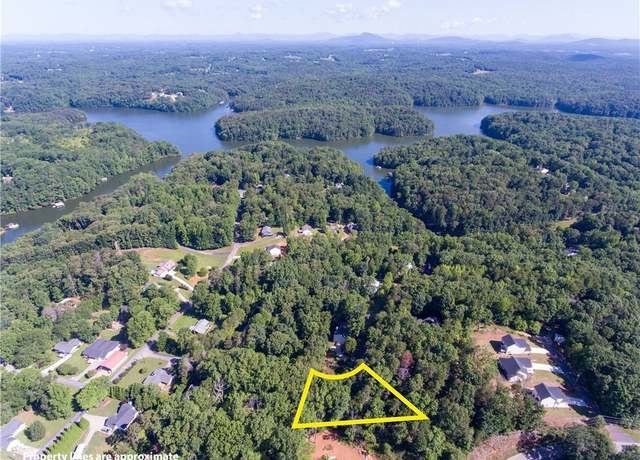 Property at 3703 Lakeview Dr, Gainesville, GA 30501