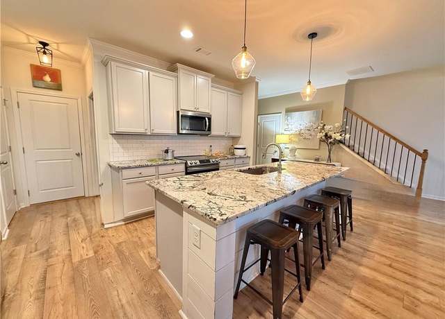 Property at 5613 Elmwood Ln, Flowery Branch, GA 30542, 3 beds, 2.5 baths