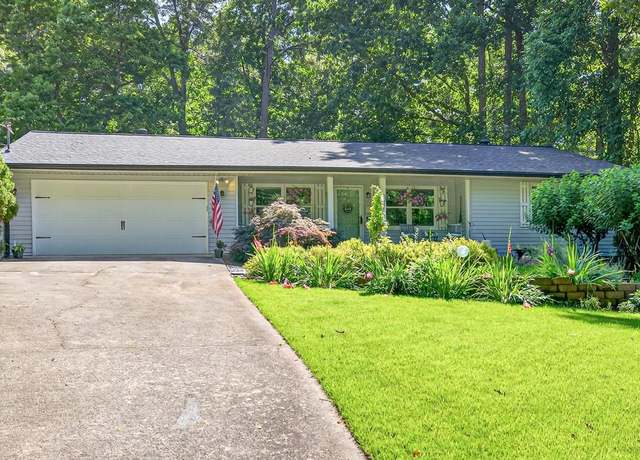 Property at 6077 Lake Lanier Heights Rd, Buford, GA 30518, 2 beds, 2.5 baths