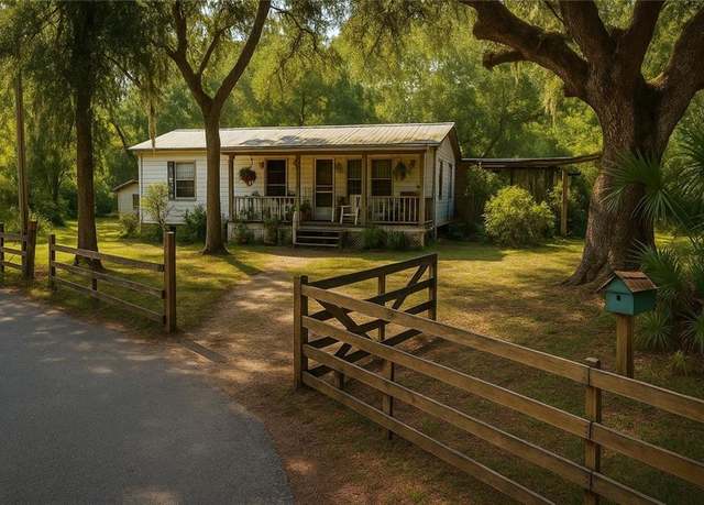 Property at 8735 N Dixie Dr, Dunnellon, FL 34434, 3 beds, 2 baths