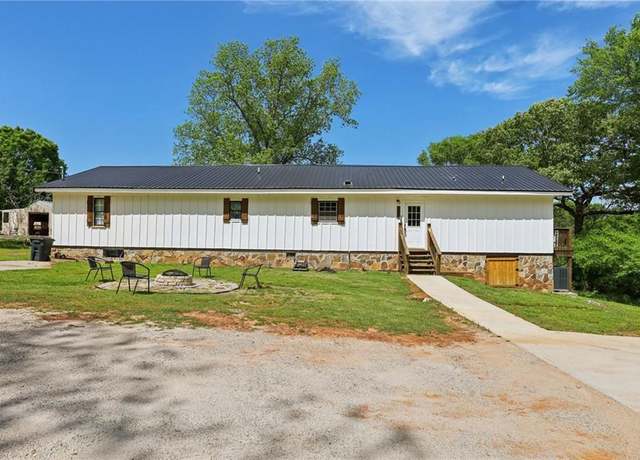 Property at 1060 Stephen St, Greensboro, GA 30642, 3 beds, 2.5 baths